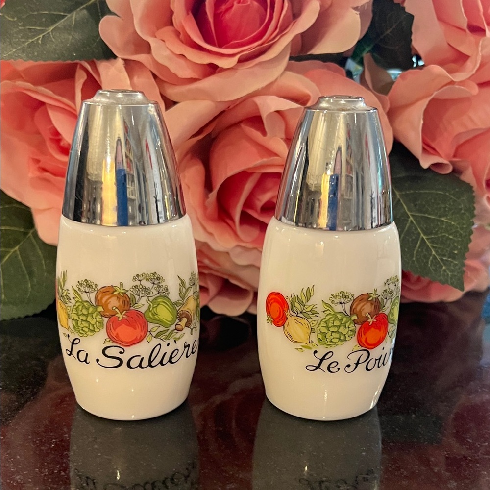 CorningWare - Set of vintage "Spice of Life" salt and pepper shakers